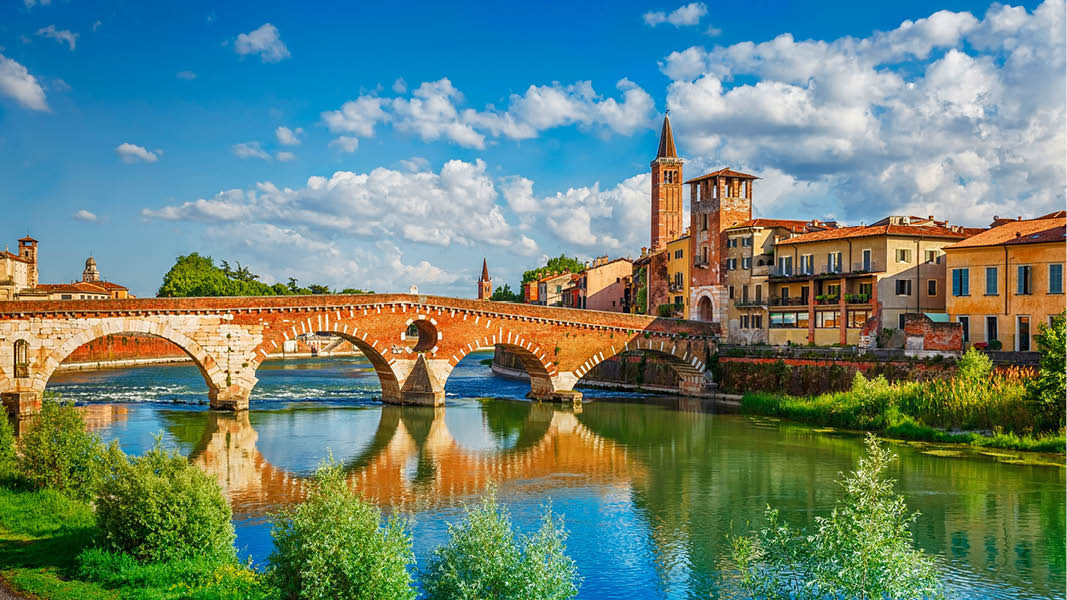 Bro över floden i Verona, Italien